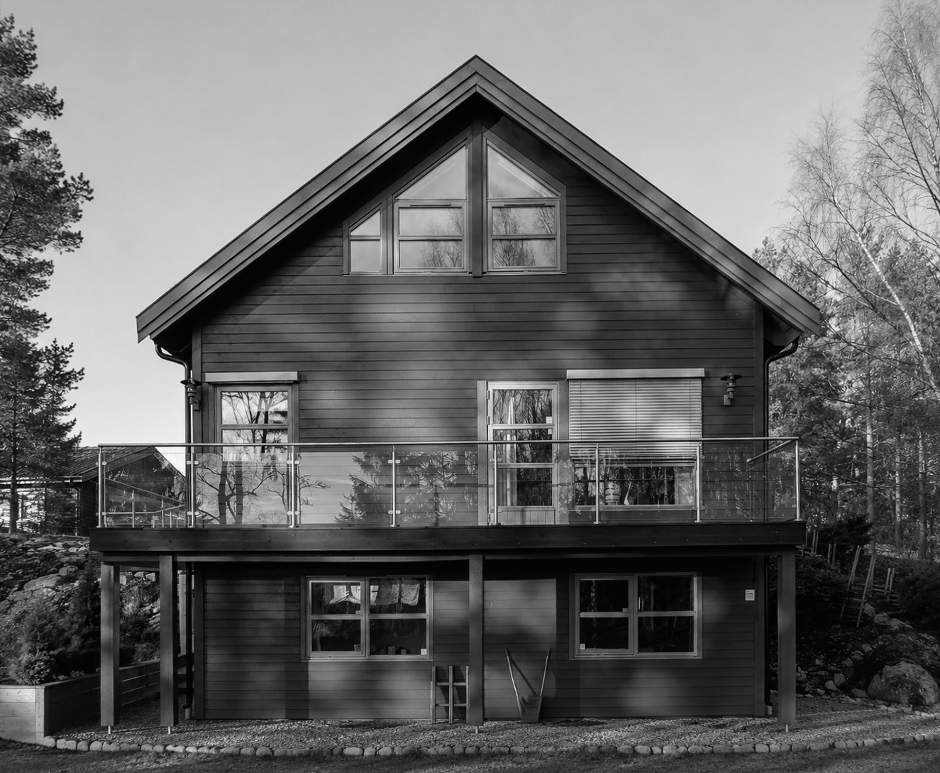 Snipemyrlia: fasade i svart-hvitt med ny kledning og glassrekkverk