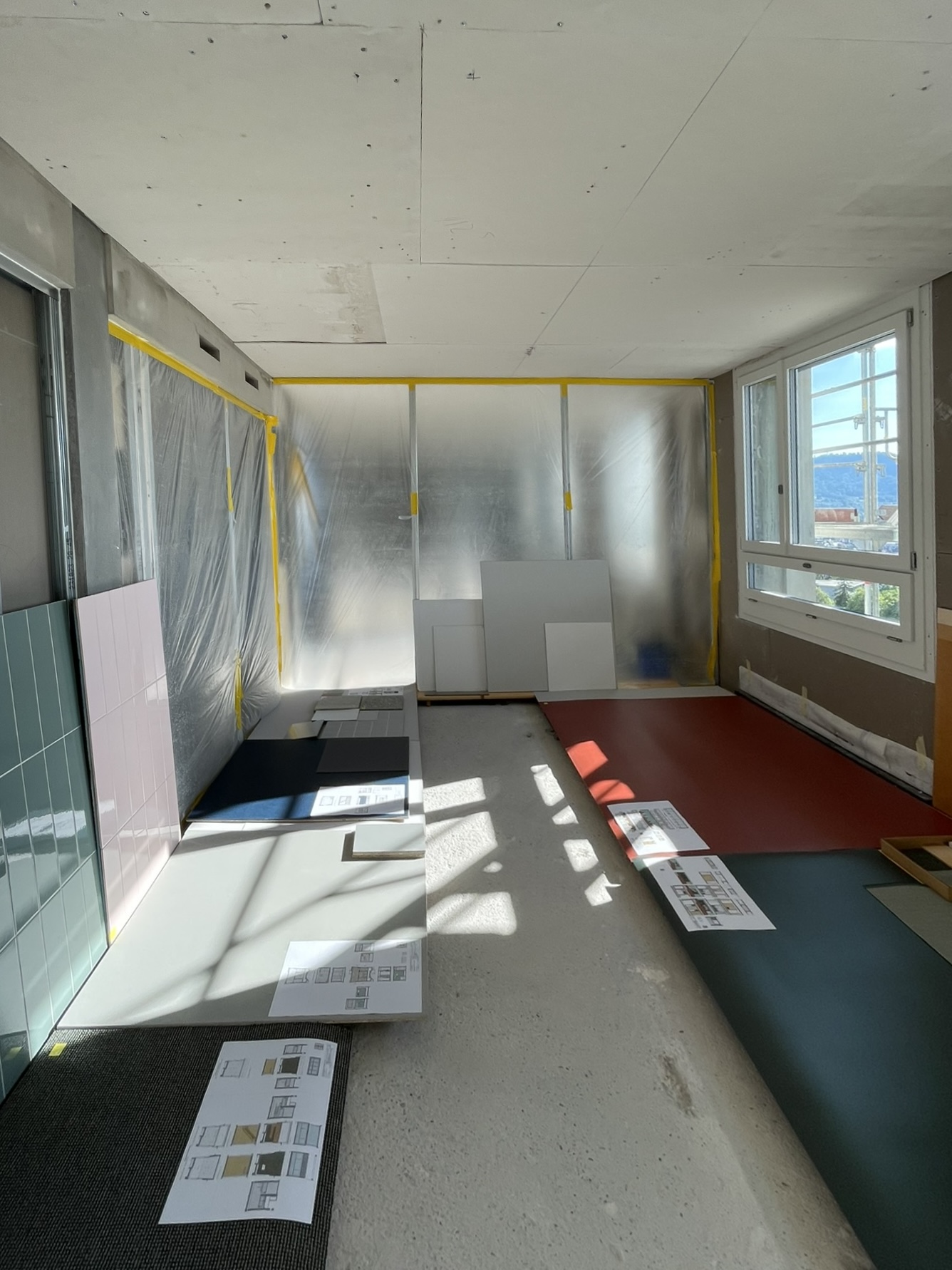 Rom under innredning med farge- og materialprøver i HHP 144
